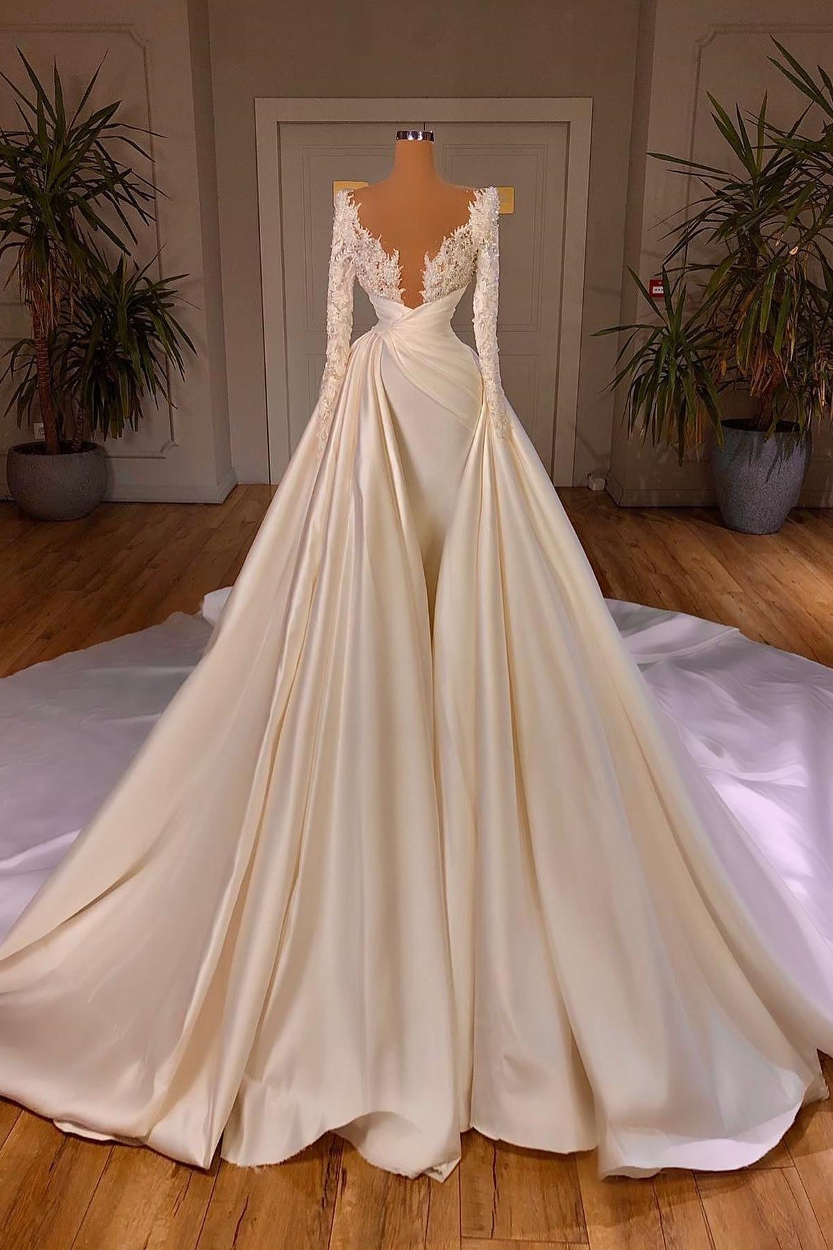 Elegante vestido de novia largo estilo catedral, corte A, escote en V y mangas largas