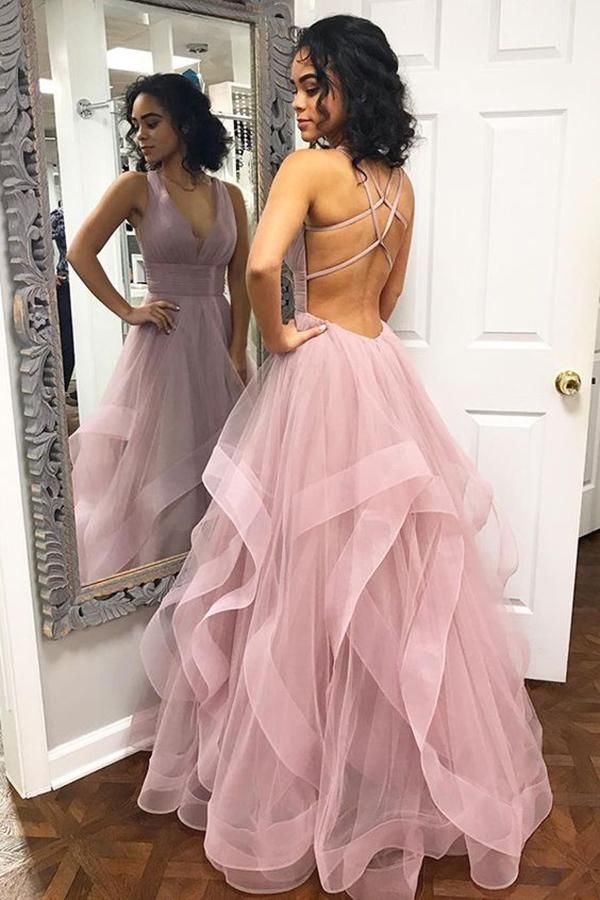 Elegante vestido de fiesta largo con escote halter, espalda abierta y volantes en cascada