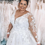 Elegante vestido de novia de talla grande con escote en V y encaje en forma de A y mangas largas