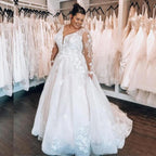 Elegante vestido de novia de talla grande con escote en V y encaje en forma de A y mangas largas