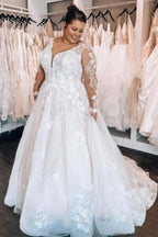 Elegante vestido de novia de talla grande con escote en V y encaje en forma de A y mangas largas
