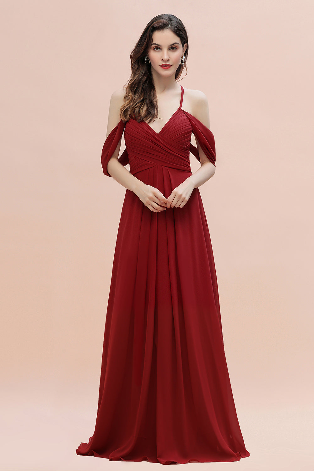 Elegante vestido de dama de honor largo fruncido con escote en V y hombros descubiertos en A