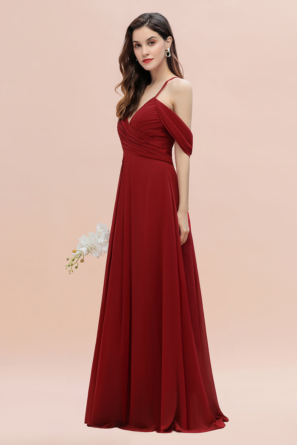 Elegante vestido de dama de honor largo fruncido con escote en V y hombros descubiertos en A