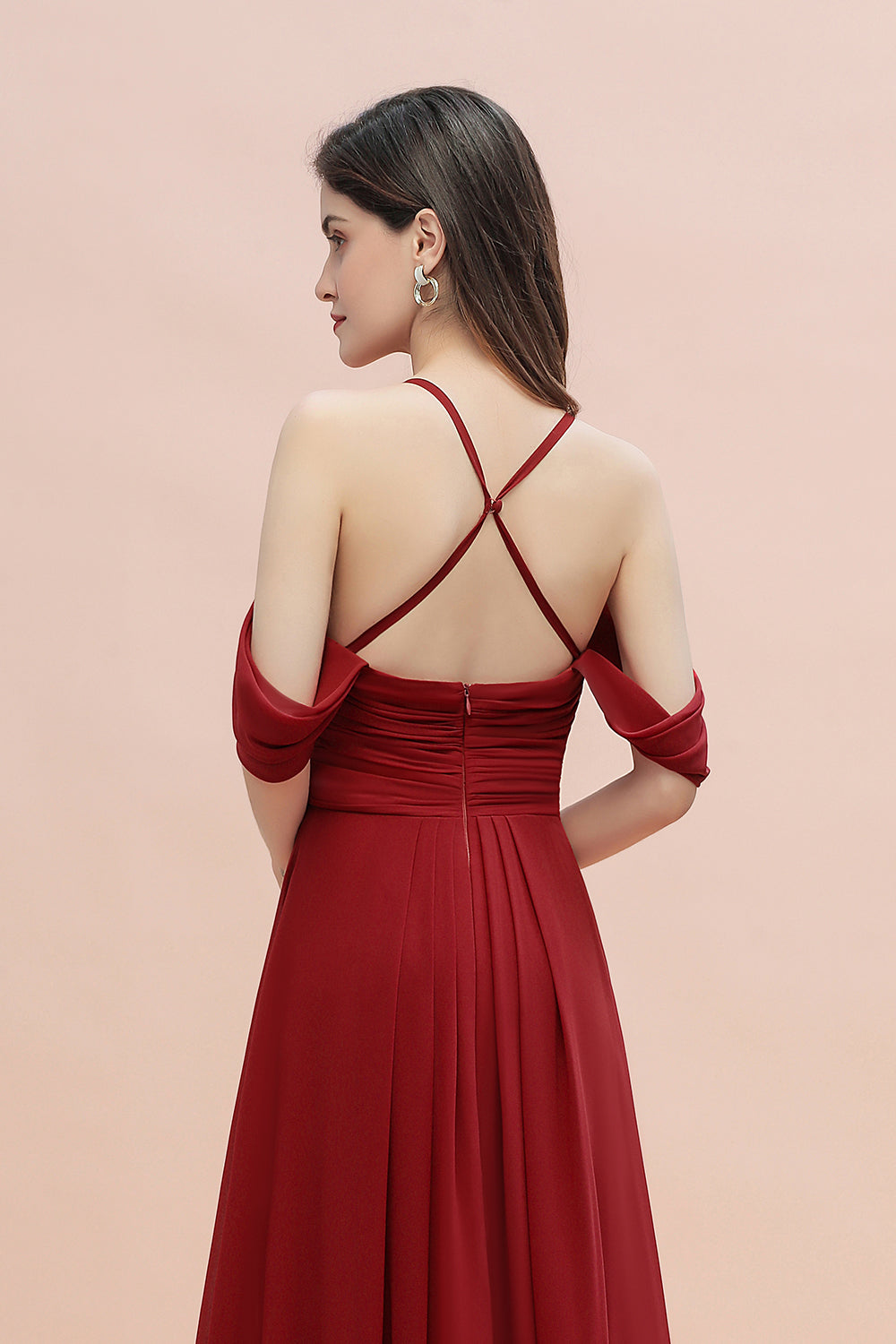 Elegante vestido de dama de honor largo fruncido con escote en V y hombros descubiertos en A