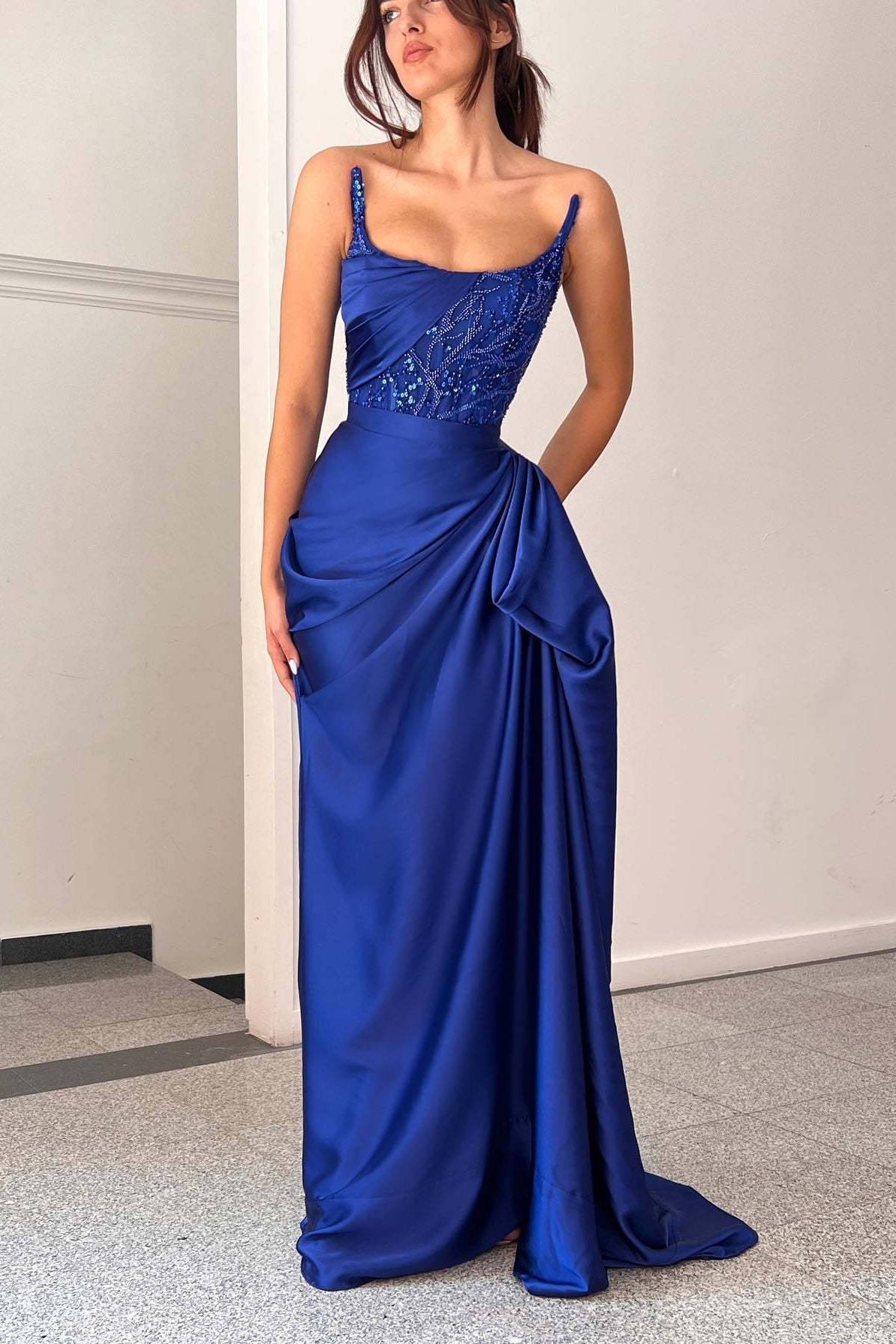 Elegante vestido de fiesta azul océano de satén cuadrado sin mangas con volantes y corte en A