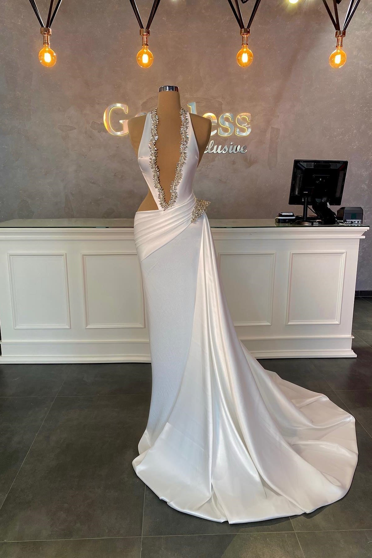 Elegantes vestidos de fiesta largos con cuello halter, sin mangas y de satén en forma de A
