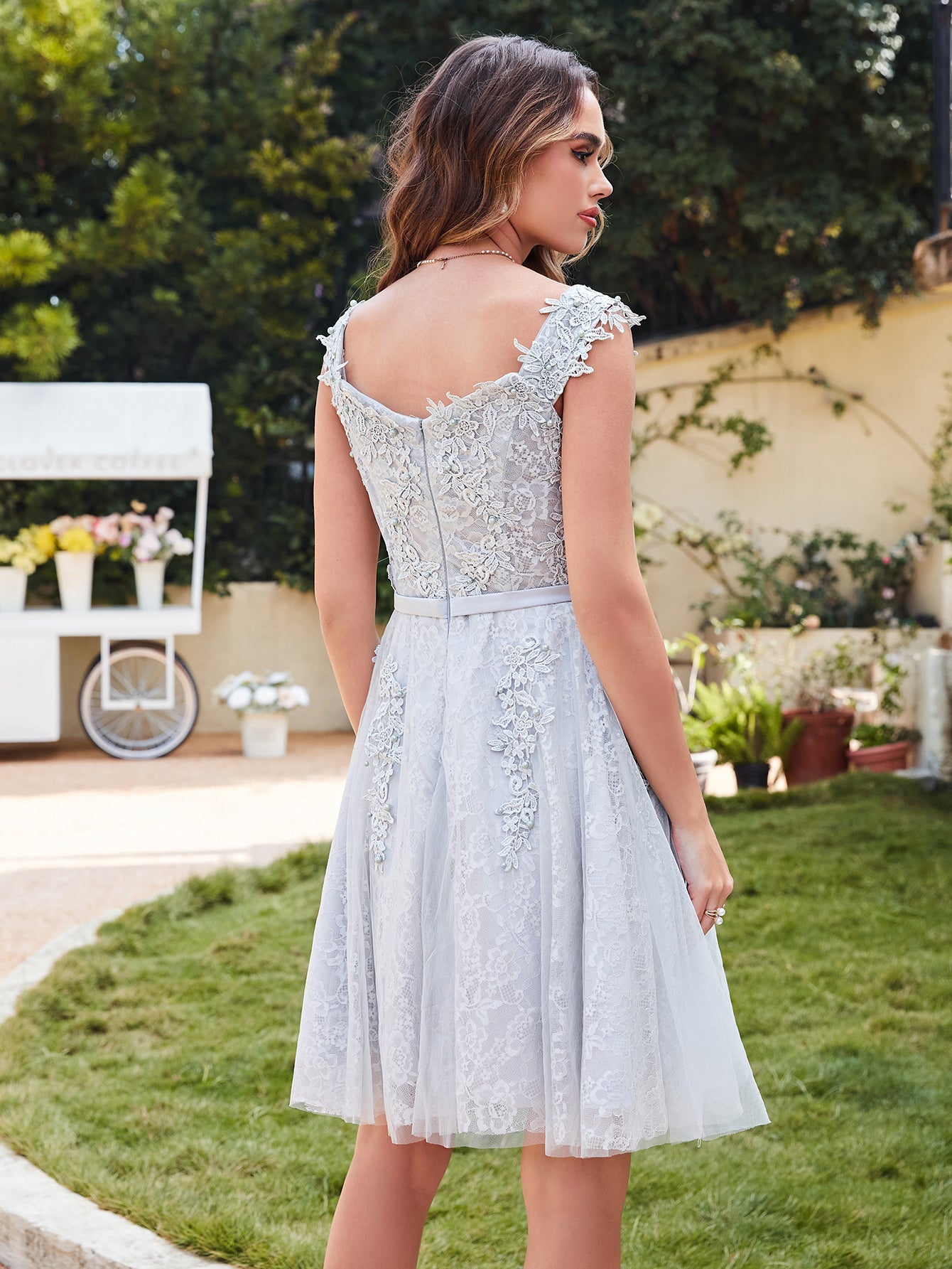 Elegantes vestidos de fiesta de encaje sin mangas con escote en A