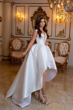 Elegante vestido de novia corto de corte A con escote en V y sin mangas con encaje