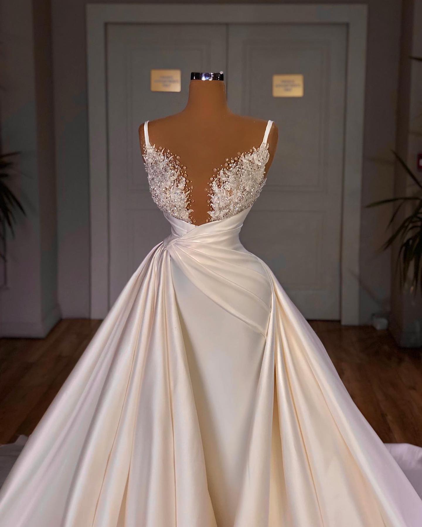 Elegantes A-Linien-Brautkleid mit Spaghettiträgern und V-Ausschnitt und langem Ärmel