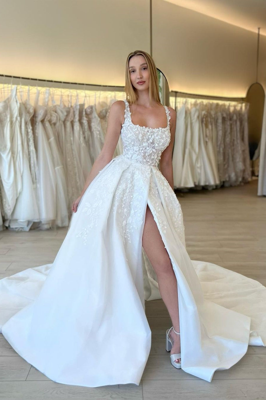 Elegante vestido de novia de encaje sin mangas con tirantes finos y flores en forma de A con abertura