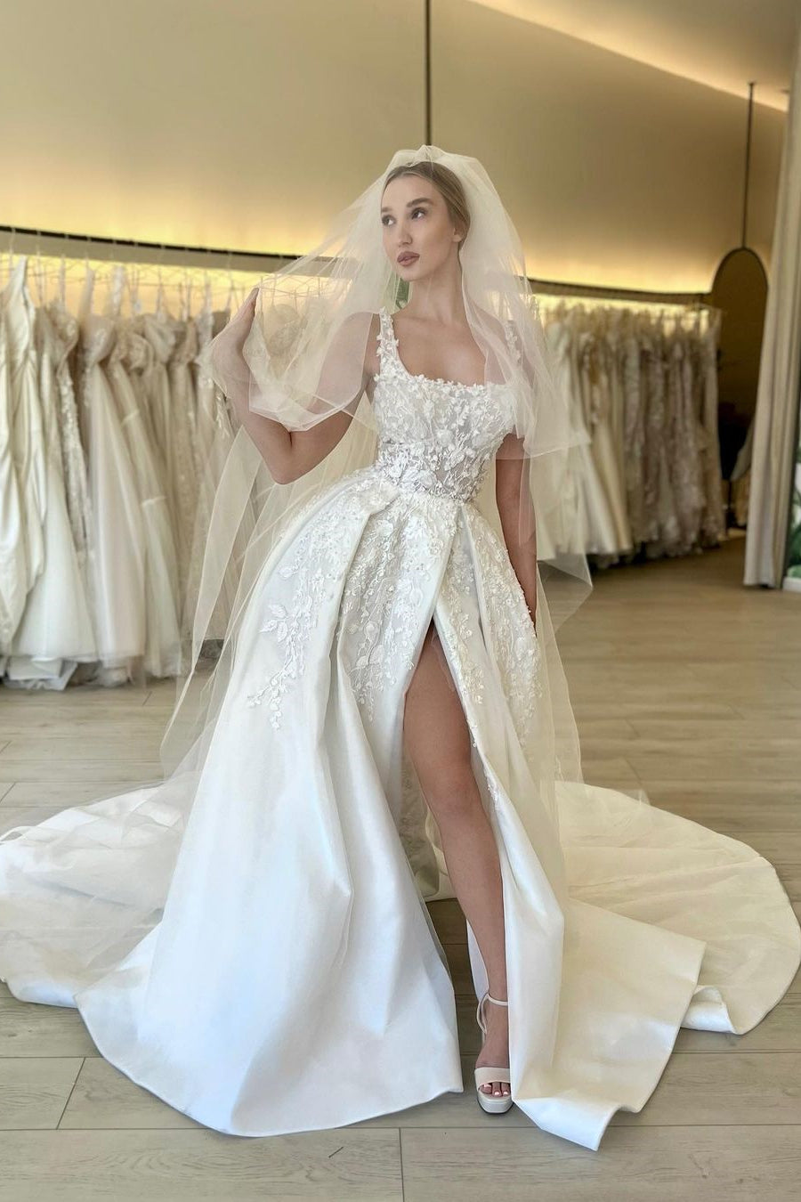 Elegante vestido de novia de encaje sin mangas con tirantes finos y flores en forma de A con abertura