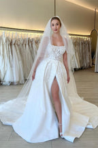 Elegante vestido de novia de encaje sin mangas con tirantes finos y flores en forma de A con abertura
