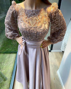 Elegante vestido de fiesta de satén elástico en forma de A con abertura frontal y mangas