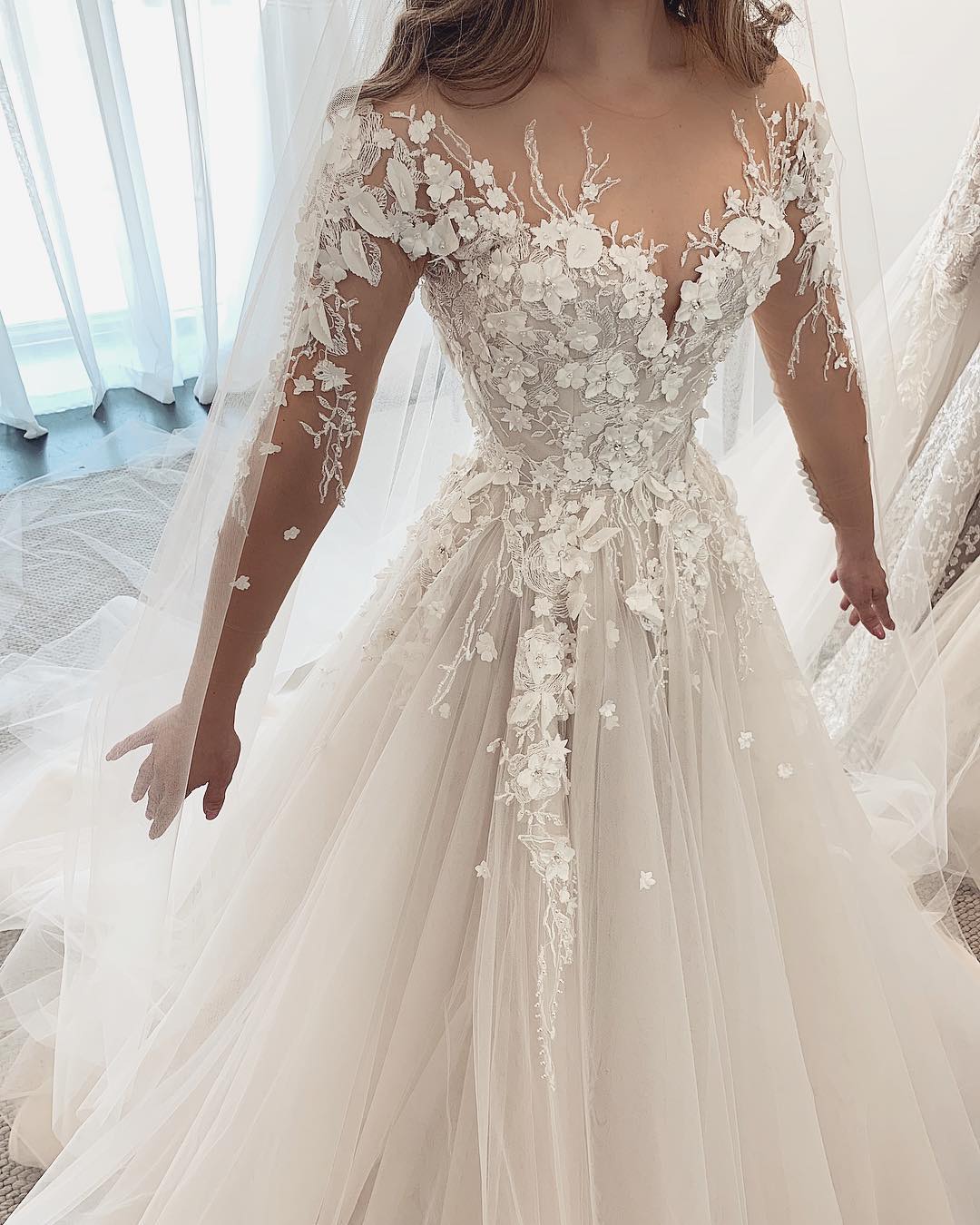 Elegante vestido de novia de tul con encaje y apliques de manga larga y escote en forma de A