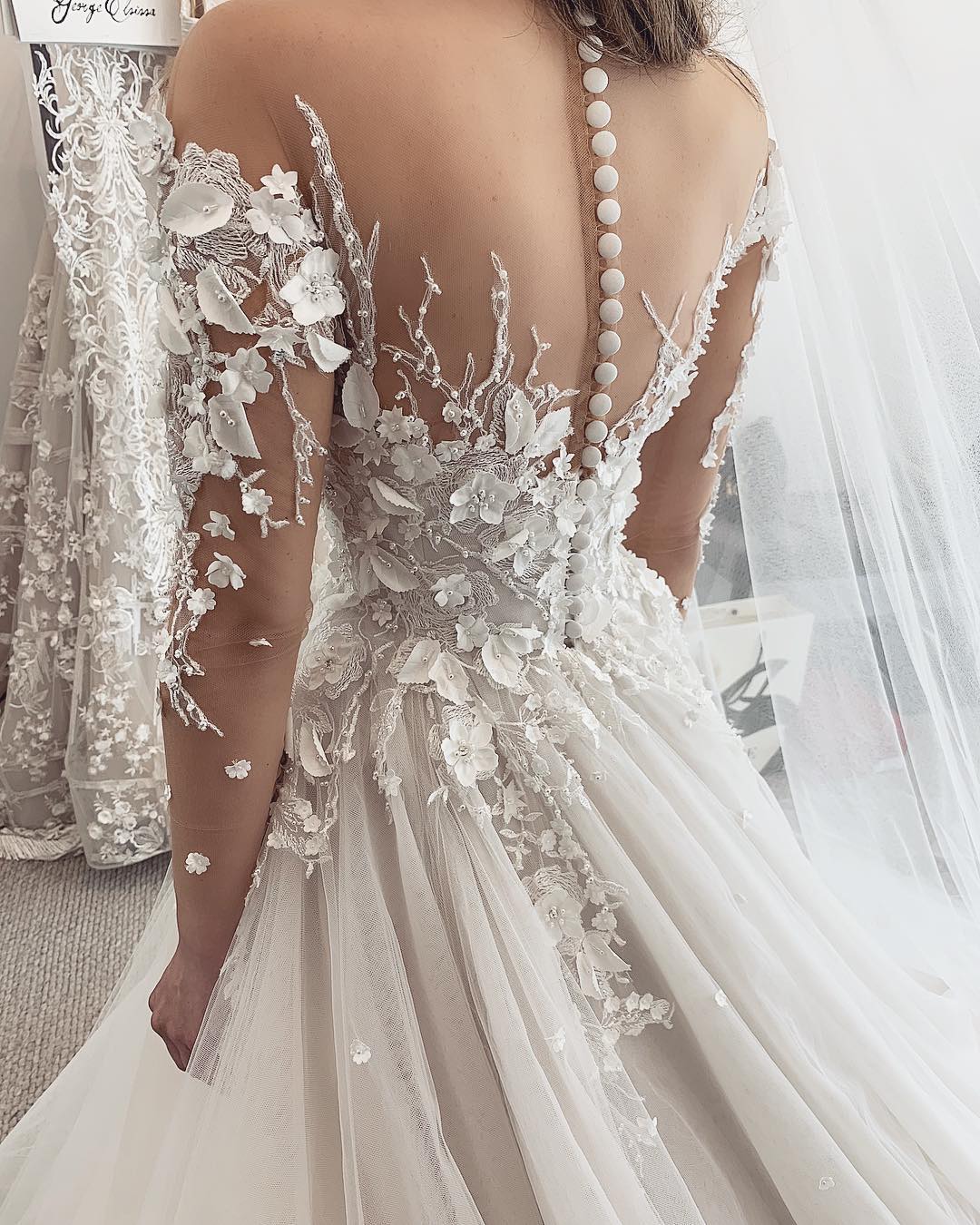 Elegante vestido de novia de tul con encaje y apliques de manga larga y escote en forma de A