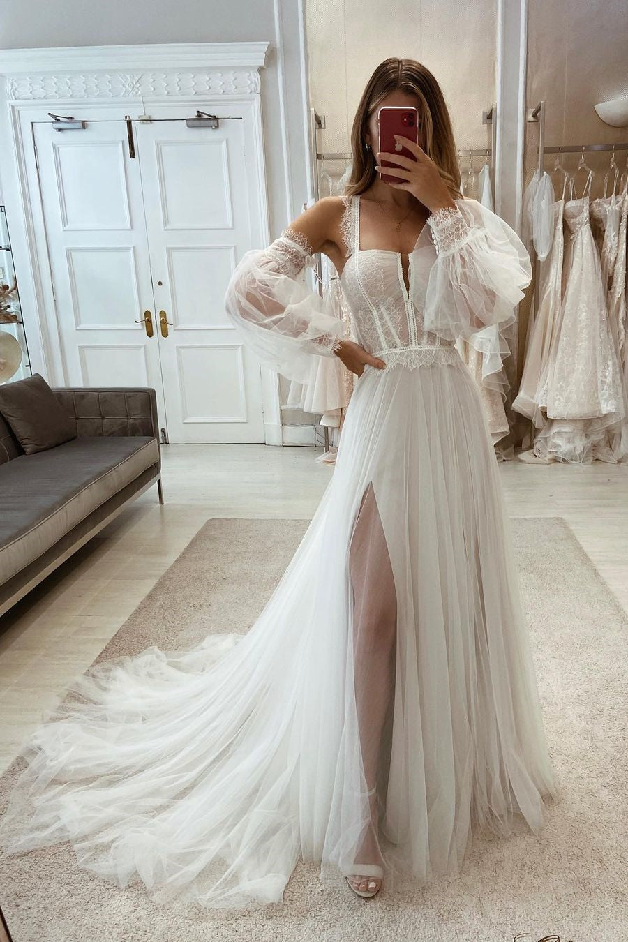 Elegante vestido de novia de tul con encaje y abertura en forma de A con mangas