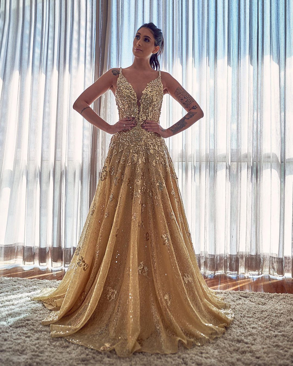 Elegante vestido de fiesta largo con escote en V, apliques de encaje y lentejuelas