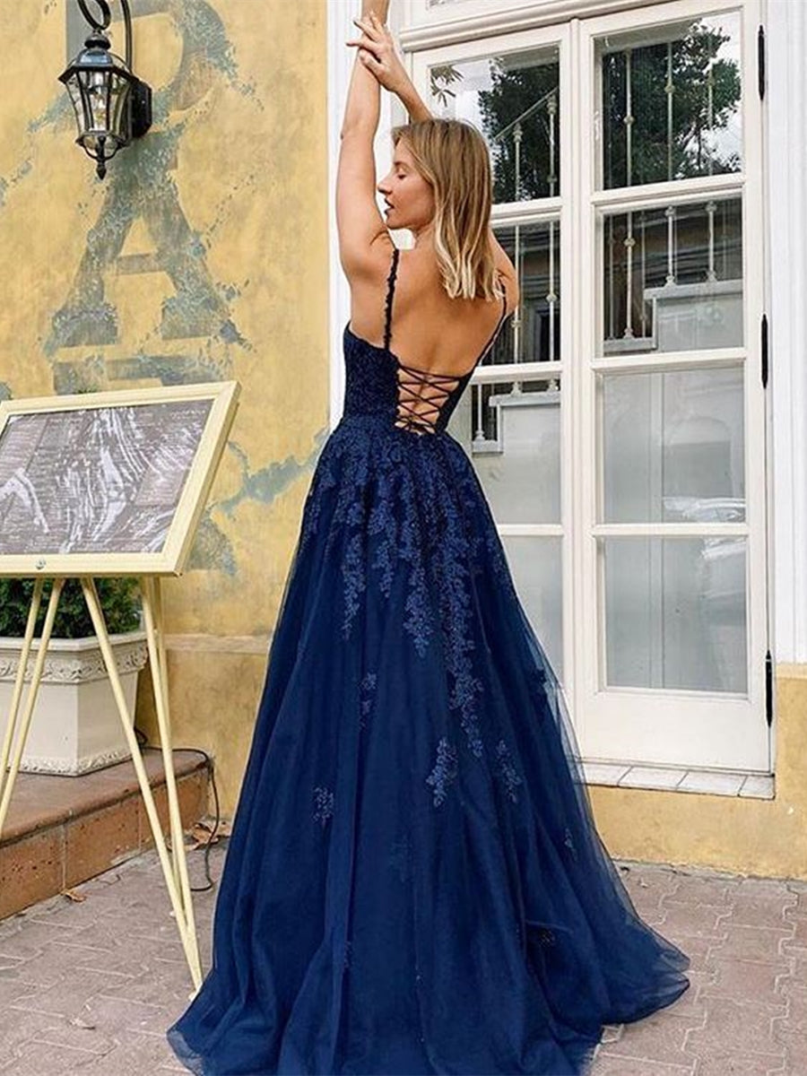 Elegante vestido de fiesta largo de encaje con escote en V y espalda descubierta en azul marino oscuro.
