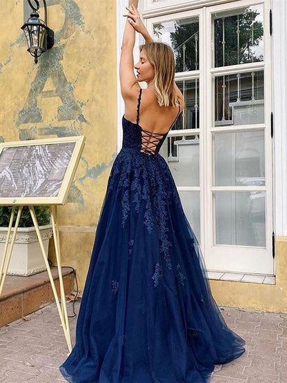 Elegante vestido de fiesta largo de encaje con escote en V y espalda descubierta en azul marino oscuro.