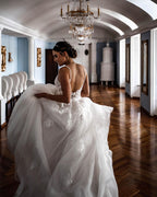 Elegante vestido de novia de tul con escote en V y encaje con tirantes finos