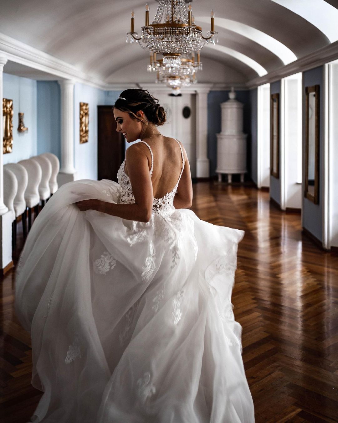 Elegante vestido de novia de tul con escote en V y encaje con tirantes finos