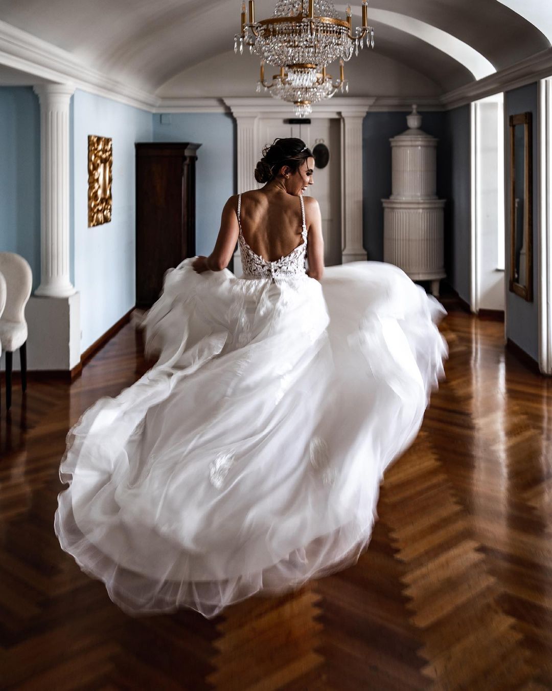 Elegante vestido de novia de tul con escote en V y encaje con tirantes finos