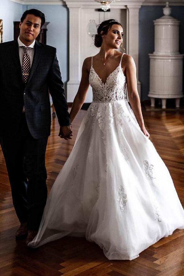 Elegante vestido de novia de tul con escote en V y encaje con tirantes finos