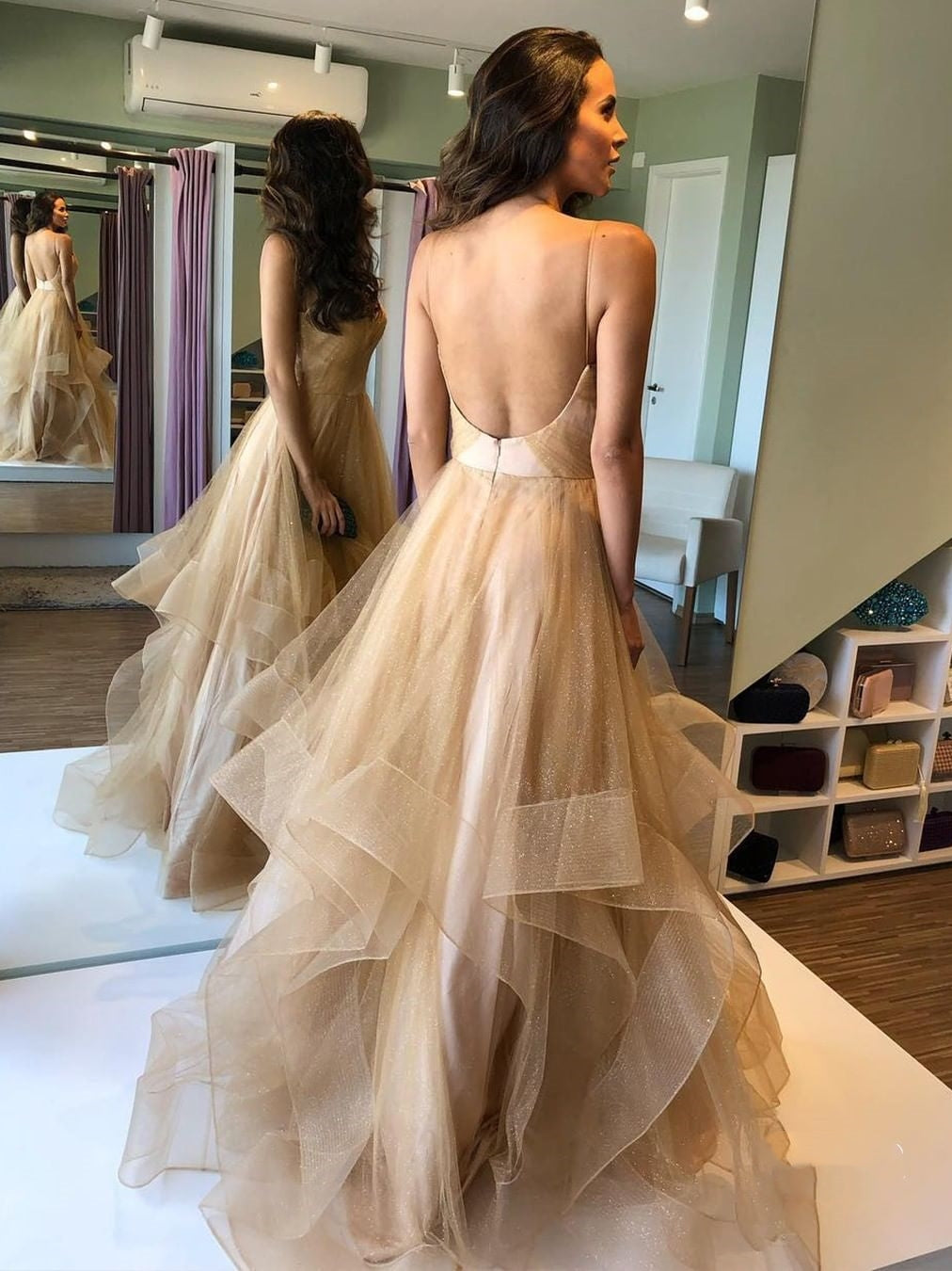 Elegante vestido de fiesta largo de tul con escote en V y espalda descubierta