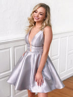 Elegante vestido de fiesta corto con escote en V y bolsillos.