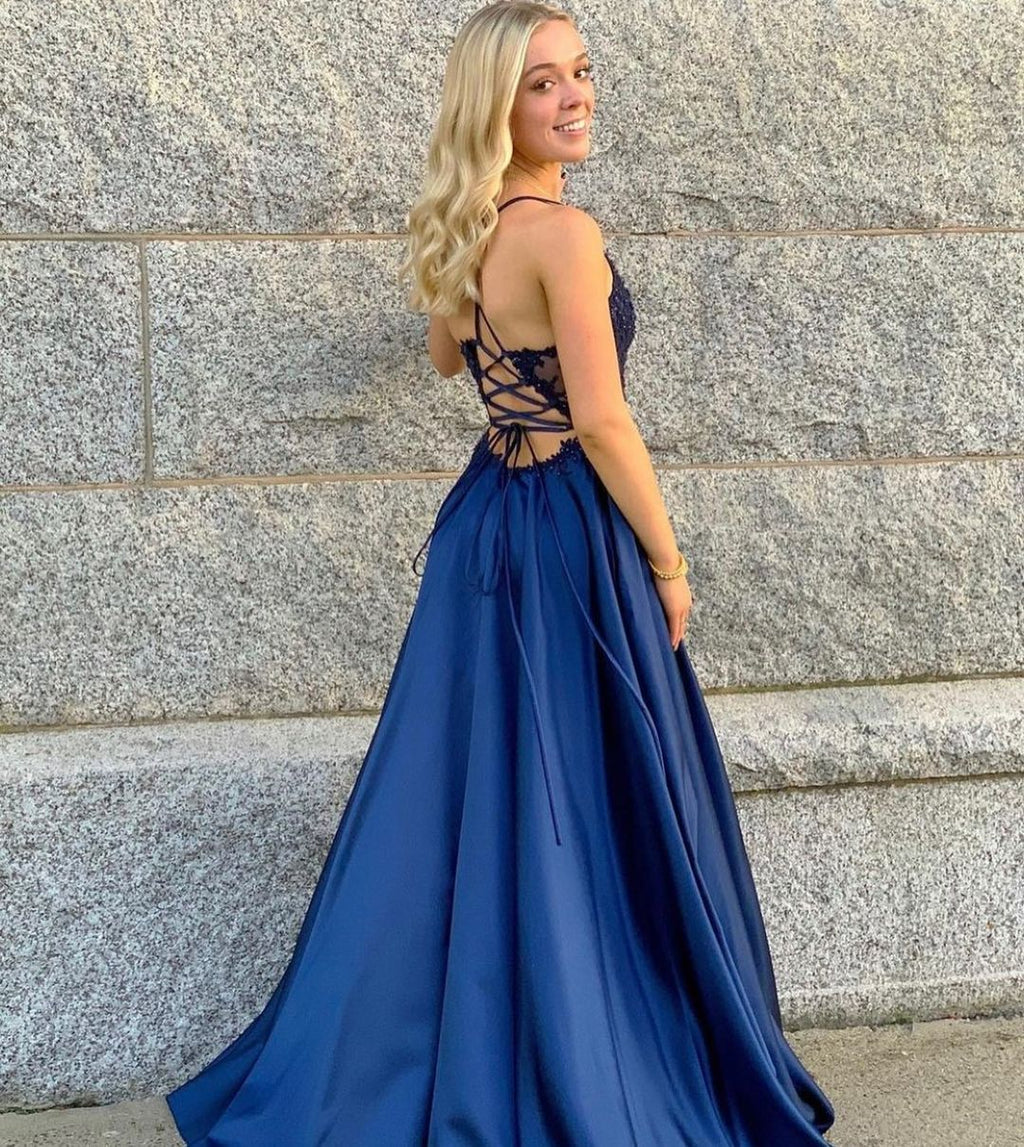 Elegante vestido de fiesta de satén con escote en V, tirantes finos, abertura frontal y bolsillos.