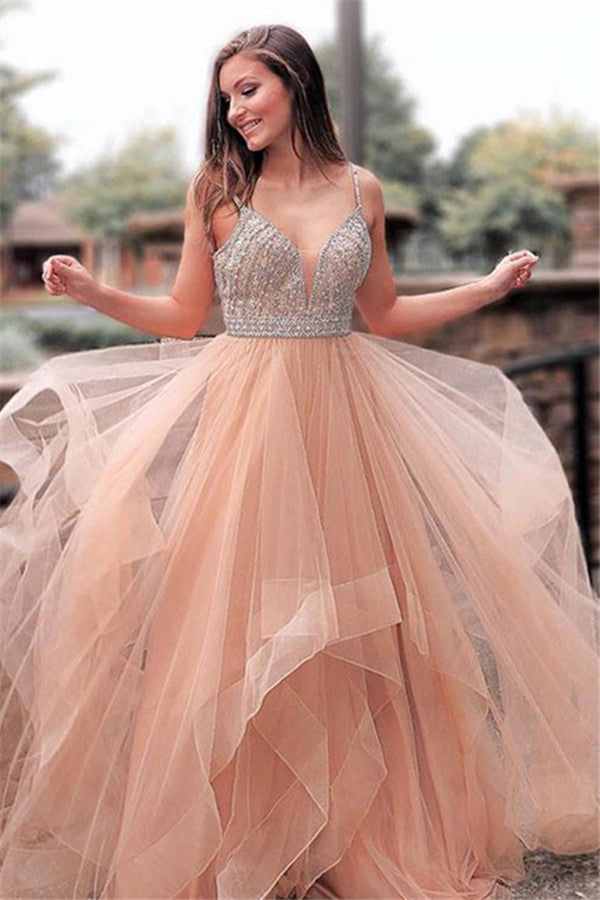 Elegante vestido de fiesta largo de tul con escote en V y tirantes finos
