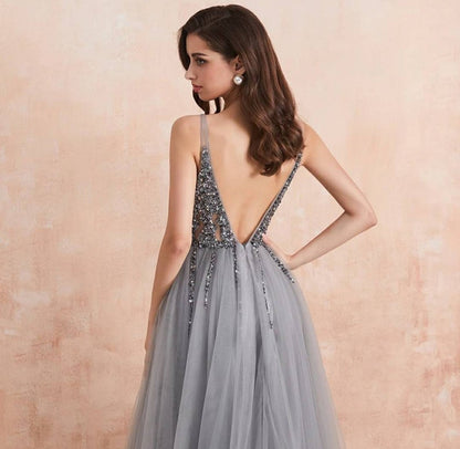 Elegantes A-Linien-Ballkleid mit V-Ausschnitt, Tüll und Perlenbesatz, offenem Rücken und Schlitz