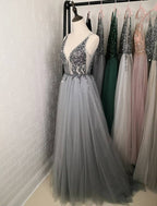 Elegante vestido de fiesta de tul con escote en V, espalda abierta y cuentas, con abertura