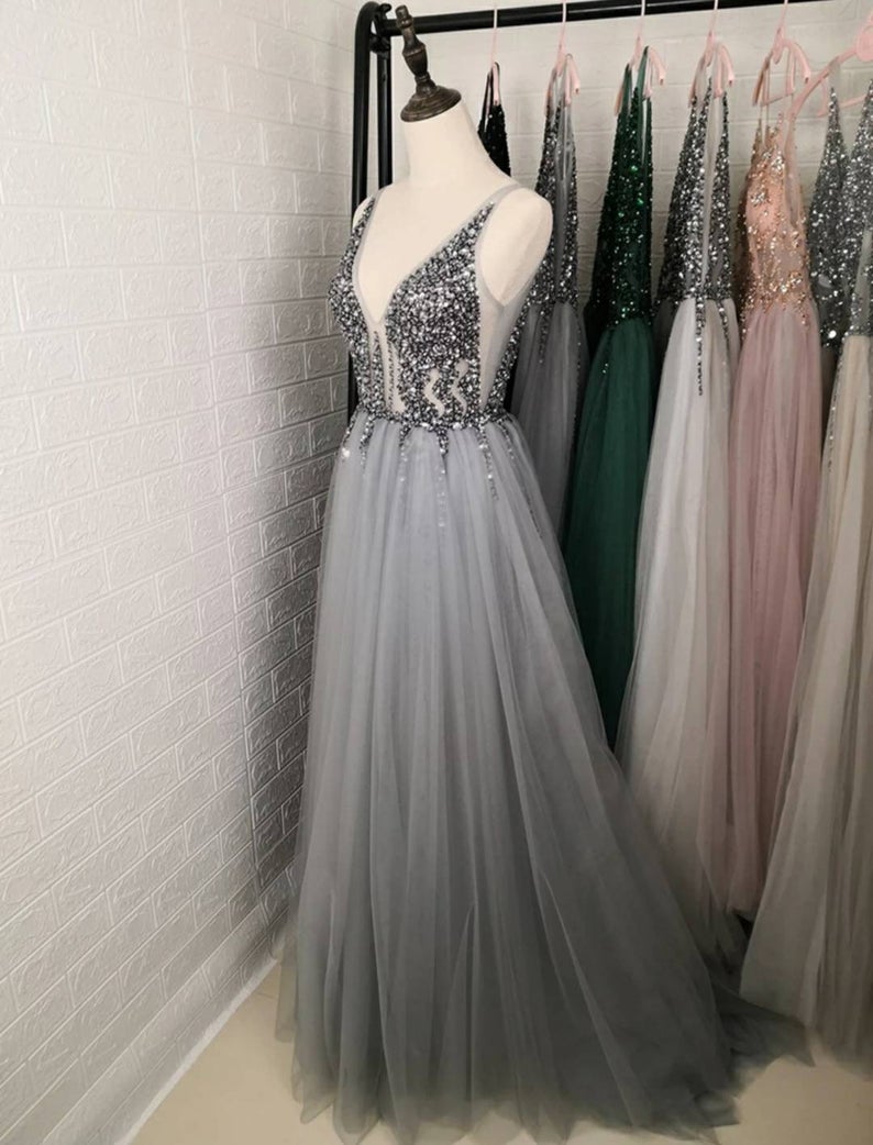Elegante vestido de fiesta de tul con escote en V, espalda abierta y cuentas, con abertura