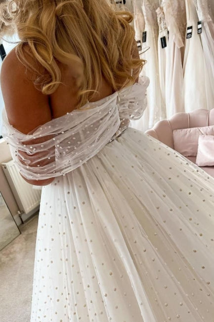Elegante vestido de novia blanco de corte A con hombros descubiertos y perlas, sin mangas