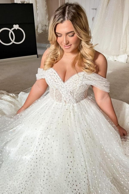 Elegante vestido de novia blanco de corte A con hombros descubiertos y perlas, sin mangas