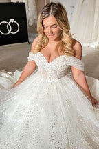 Elegante vestido de novia blanco de corte A con hombros descubiertos y perlas, sin mangas