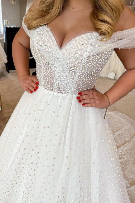 Elegante vestido de novia blanco de corte A con hombros descubiertos y perlas, sin mangas
