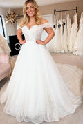 Elegante vestido de novia blanco de corte A con hombros descubiertos y perlas, sin mangas