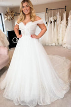 Elegante vestido de novia blanco de corte A con hombros descubiertos y perlas, sin mangas