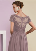 Elegante y hermoso vestido de madre de encaje con mangas 3/4 de largo en forma de A
