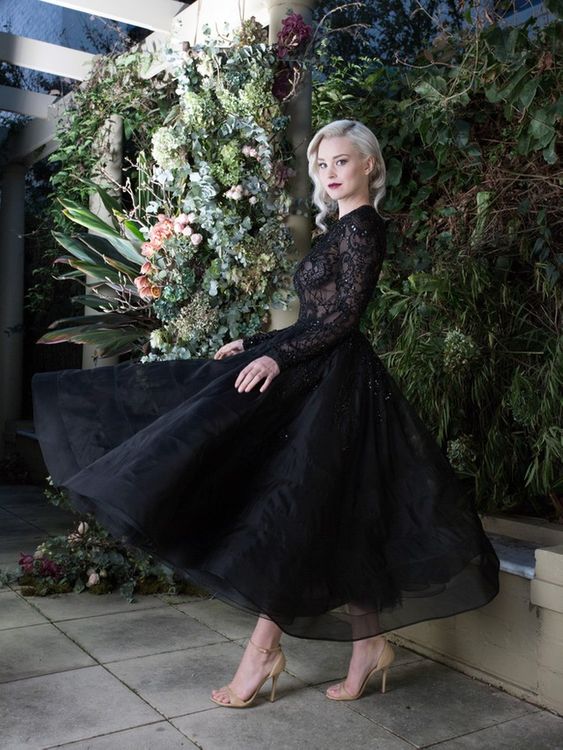 Elegante vestido de novia corto de encaje con apliques de barco negro y mangas