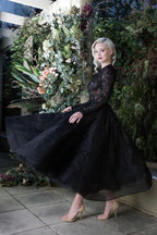 Elegante vestido de novia corto de encaje con apliques de barco negro y mangas