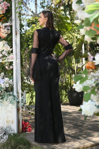 Elegante vestido de fiesta de satén estilo sirena con mangas largas y joya negra