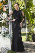 Elegante vestido de fiesta de satén estilo sirena con mangas largas y joya negra