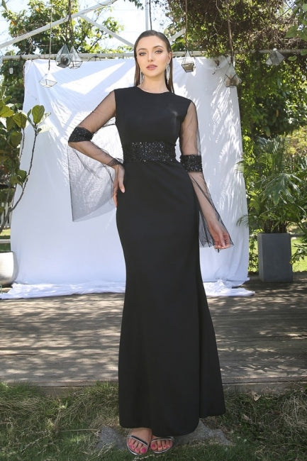 Elegante vestido de fiesta de satén estilo sirena con mangas largas y joya negra