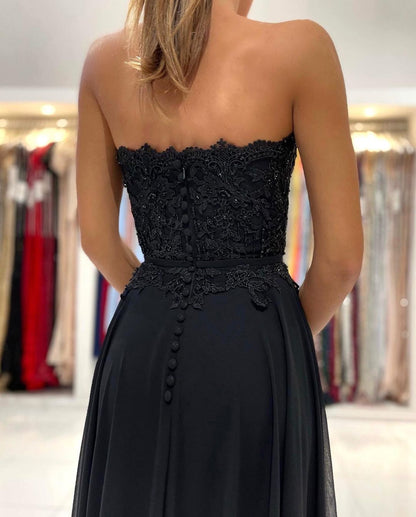 Elegante vestido de fiesta negro largo de gasa con escote en A y abertura