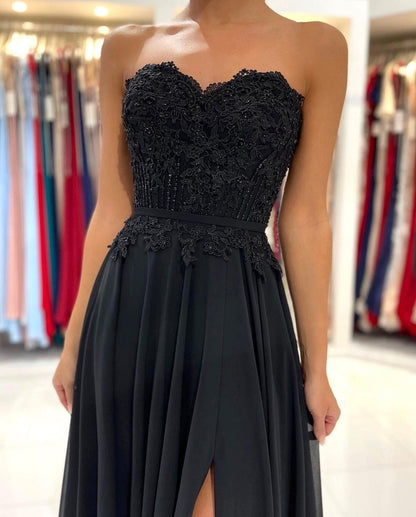 Elegante vestido de fiesta negro largo de gasa con escote en A y abertura