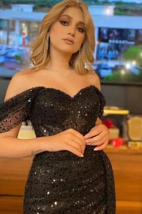 Elegante vestido de fiesta formal de sirena negro largo con hombros descubiertos y lentejuelas con abertura