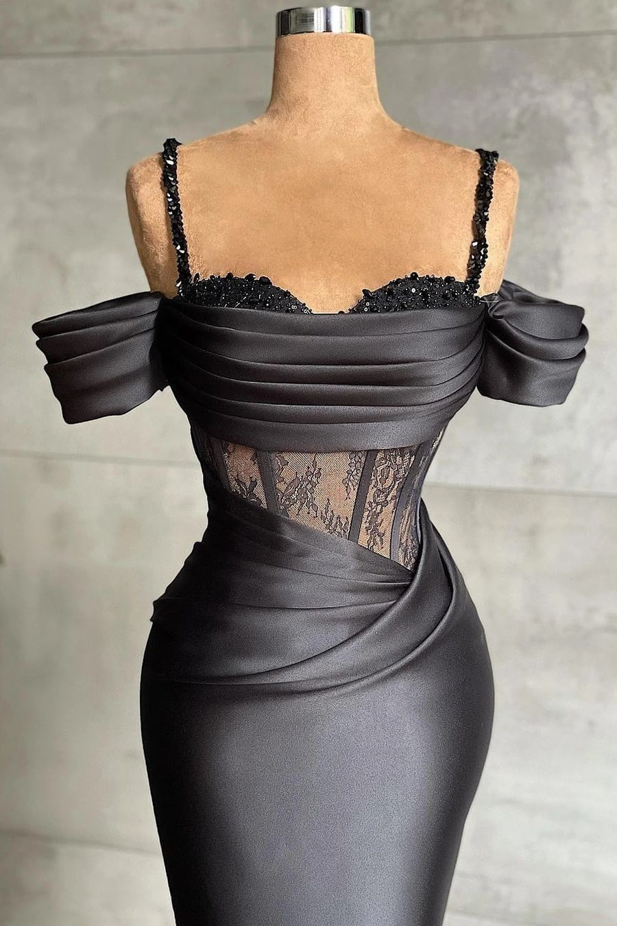 Elegante vestido de fiesta de sirena negro con hombros descubiertos y encaje